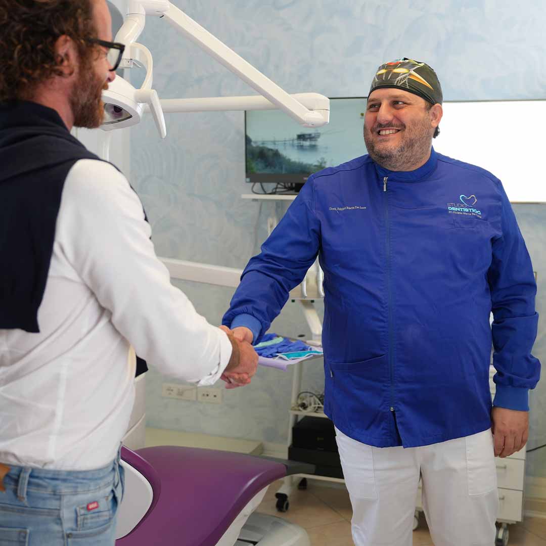 Carie: prevenzione, cause e sintomi Non aspettare che il dolore diventi insopportabile. Chiama ora e prenota il tuo appuntamento con il Dr. Filippo Maria De Luca per proteggere la tua salute orale e prevenire la formazione di carie.