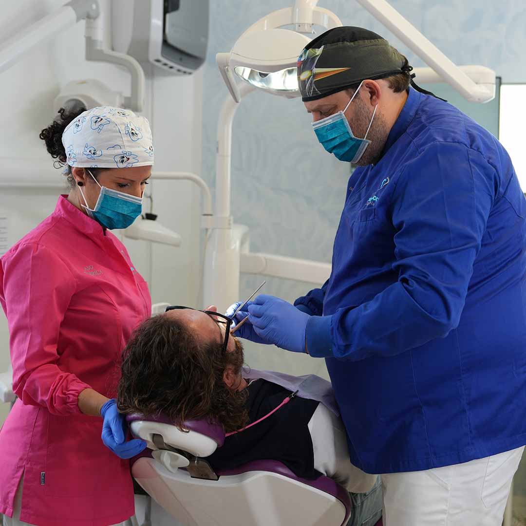 Perch&eacute; iniziare l&rsquo;anno con un controllo dentistico &egrave; importante? Inizia l&rsquo;anno con il sorriso giusto: fai un controllo dentistico Un controllo dentistico a inizio anno &egrave; il primo passo per mantenere denti e gengive sani tutto l&rsquo;anno. Non solo previeni problemi futuri, ma investi nel tuo benessere generale. Scopri i vantaggi di una visita regolare e assicurati una salute dentale impeccabile. Il Dr. Filippo Maria De Luca ti aspetta! Lo studio dentistico si trova a Mozzagrogna, vicino Lanciano (CH), Abruzzo