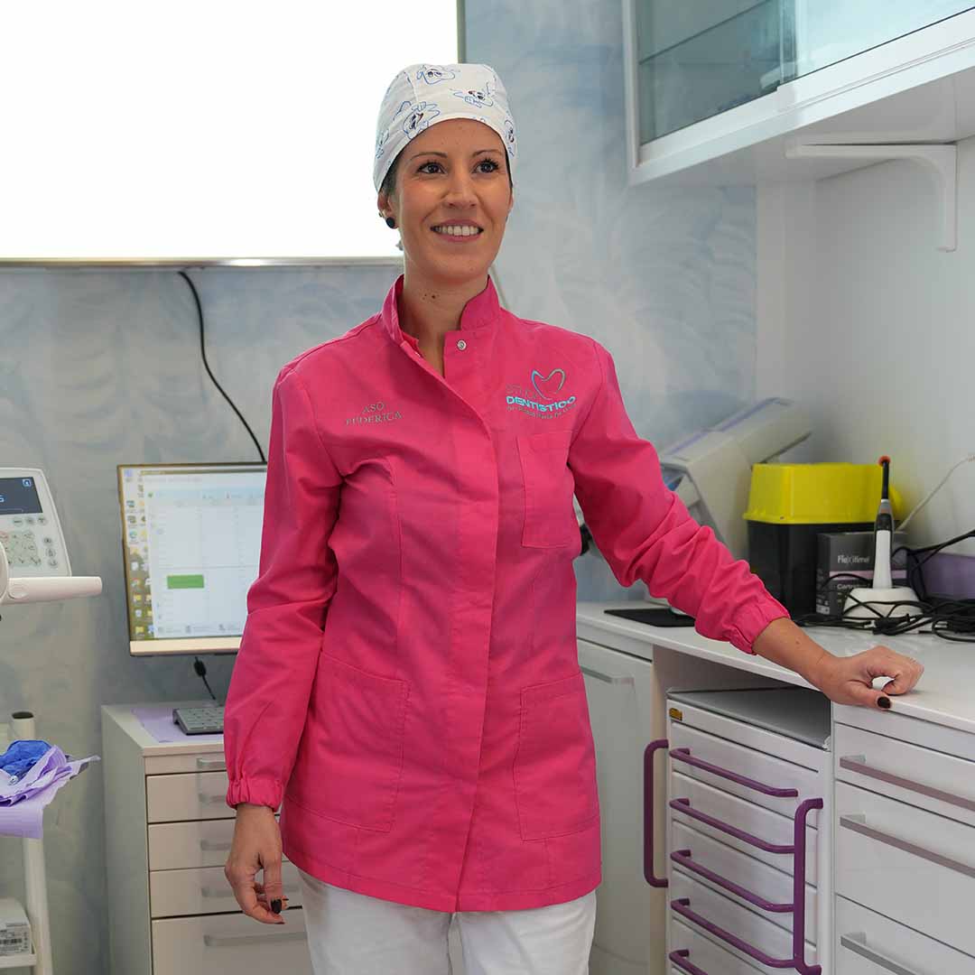 Perch&eacute; iniziare l&rsquo;anno con un controllo dentistico &egrave; importante? Inizia l&rsquo;anno con il sorriso giusto: fai un controllo dentistico Un controllo dentistico a inizio anno &egrave; il primo passo per mantenere denti e gengive sani tutto l&rsquo;anno. Non solo previeni problemi futuri, ma investi nel tuo benessere generale. Scopri i vantaggi di una visita regolare e assicurati una salute dentale impeccabile. Il Dr. Filippo Maria De Luca ti aspetta! Lo studio dentistico si trova a Mozzagrogna, vicino Lanciano (CH), Abruzzo