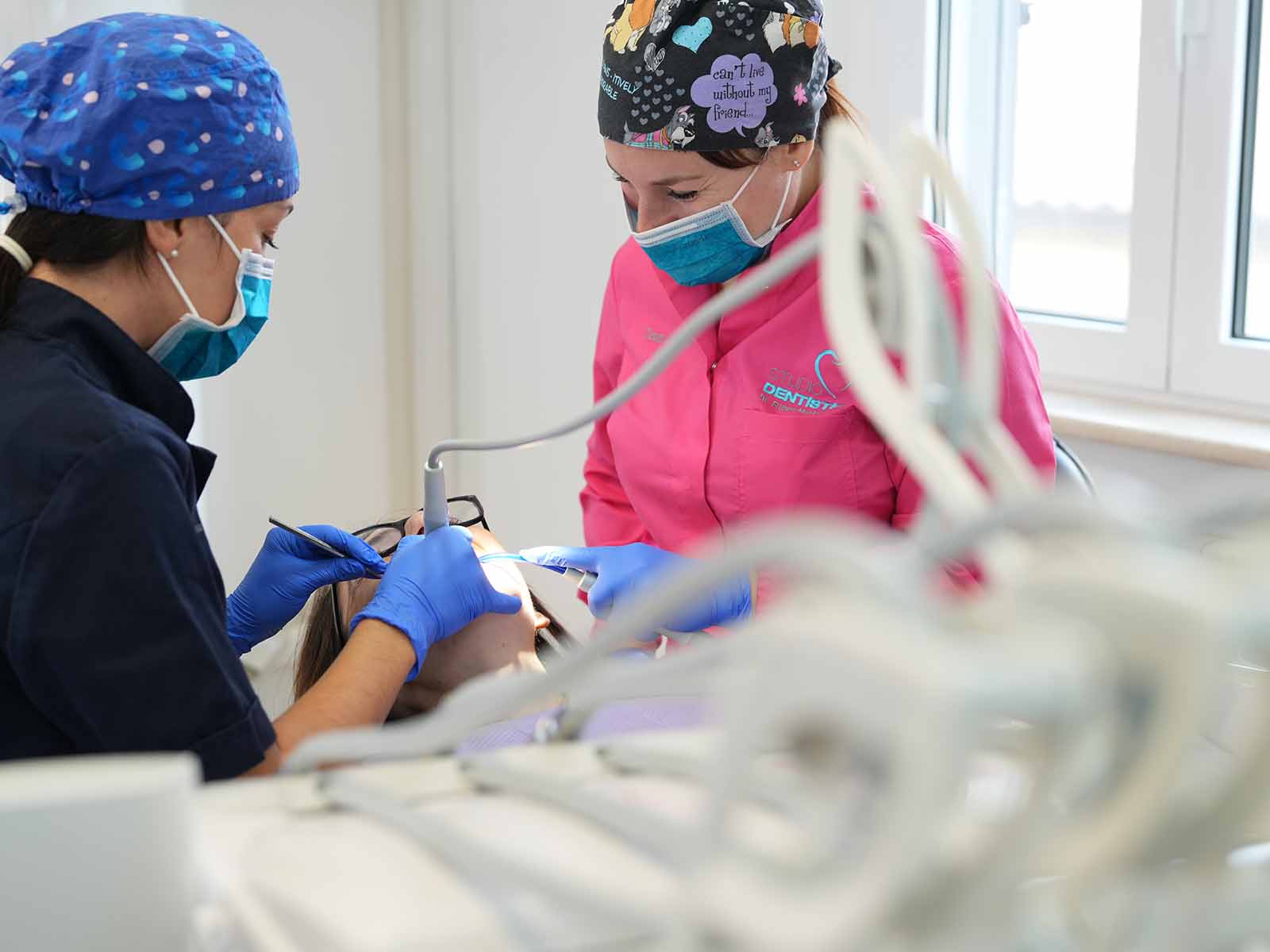 Cause e rimedi per i denti sensibili La sensibilit&agrave; dentale porta ad avere fastidi mentre si mangia, se si bevono bevande troppo calde o troppo fredde o, semplicemente, quando si respira con la bocca aperta. Un controllo regolare dal Dr. Filippo Maria De Luca &egrave; essenziale per monitorare la salute dentale e prevenire problemi di sensibilit&agrave;.