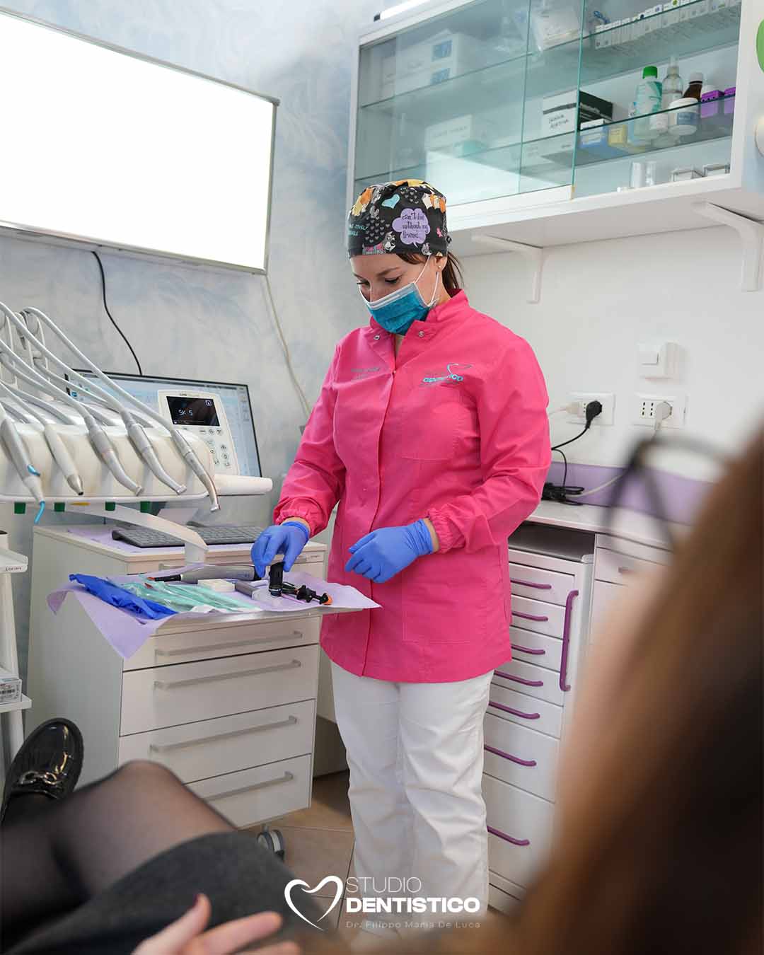 Cause e rimedi per i denti sensibili La sensibilit&agrave; dentale porta ad avere fastidi mentre si mangia, se si bevono bevande troppo calde o troppo fredde o, semplicemente, quando si respira con la bocca aperta. Un controllo regolare dal Dr. Filippo Maria De Luca &egrave; essenziale per monitorare la salute dentale e prevenire problemi di sensibilit&agrave;.