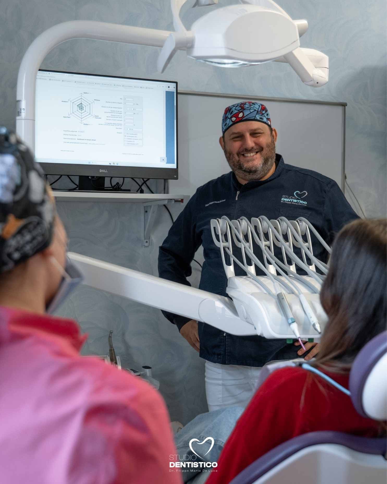 Accoglienza, ascolto e fiducia Accoglienza: un valore aggiunto che si rinnova a ogni visita con ascolto attento, gentilezza, supporto e attenzione alla persona. Per noi, prendersi cura di un sorriso significa anche creare le condizioni giuste perché il paziente si senta compreso, rispettato e accompagnato in ogni fase.