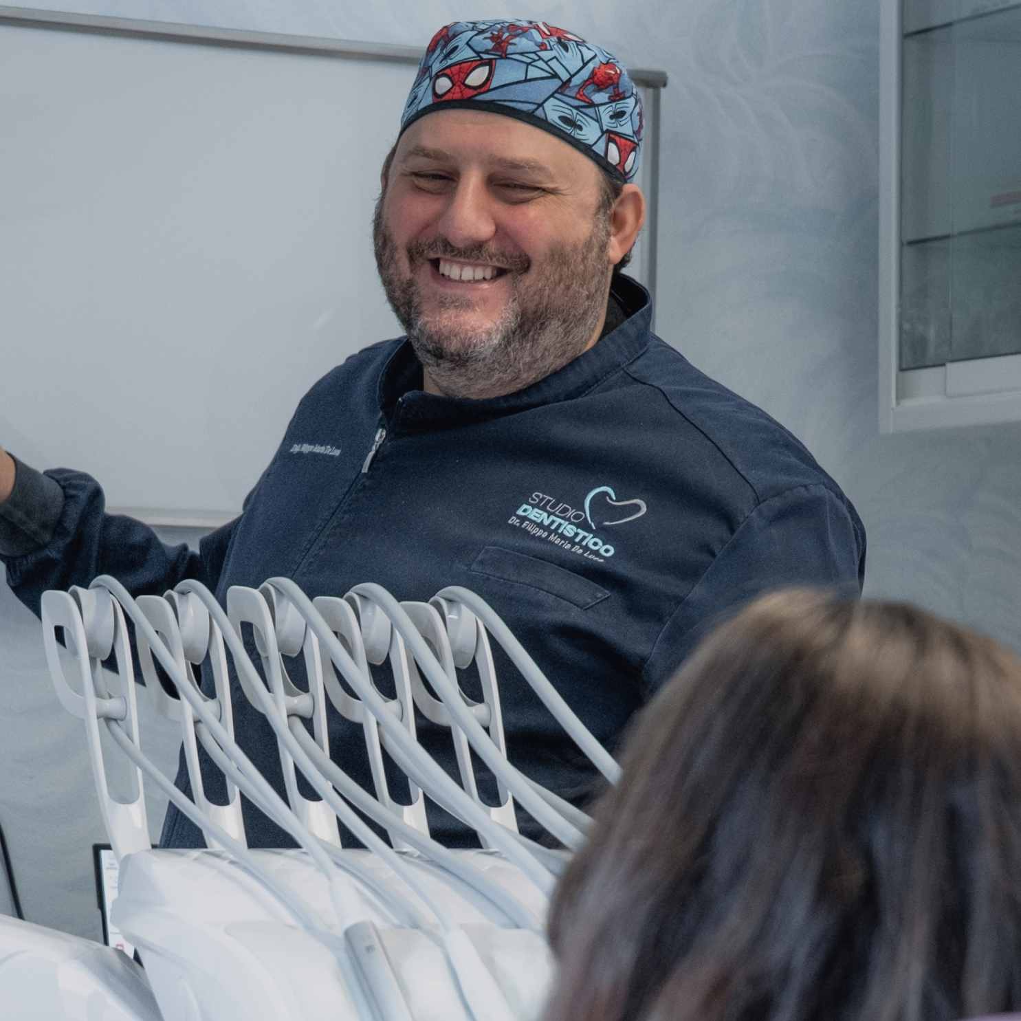 Diagnosi, prima visita e aggiornamenti per la salute del tuo sorriso Ogni contenuto che pubblichiamo nasce da un’esigenza precisa: aiutare pazienti e visitatori a comprendere meglio il valore della prevenzione, della diagnosi accurata e di un percorso di cura costruito con attenzione. Questa pagina raccoglie gli aggiornamenti dello Studio Dentistico del Dr. Filippo Maria De Luca, con contenuti dedicati a chi desidera fare chiarezza sulla propria salute orale e trovare uno studio in cui sentirsi seguito davvero.