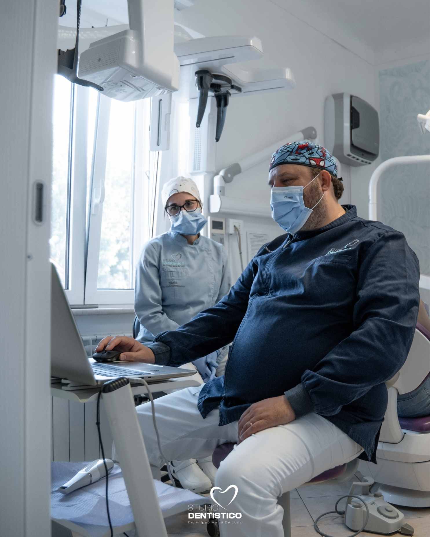 Lavoro di squadra e rapporto con il paziente Il paziente non viene gestito in modo impersonale, ma accompagnato passo dopo passo: sentirsi seguiti davvero fa la differenza. Il lavoro di squadra, il confronto tra professionisti e la continuità nell’accompagnare il paziente sono parte integrante della qualità del servizio.