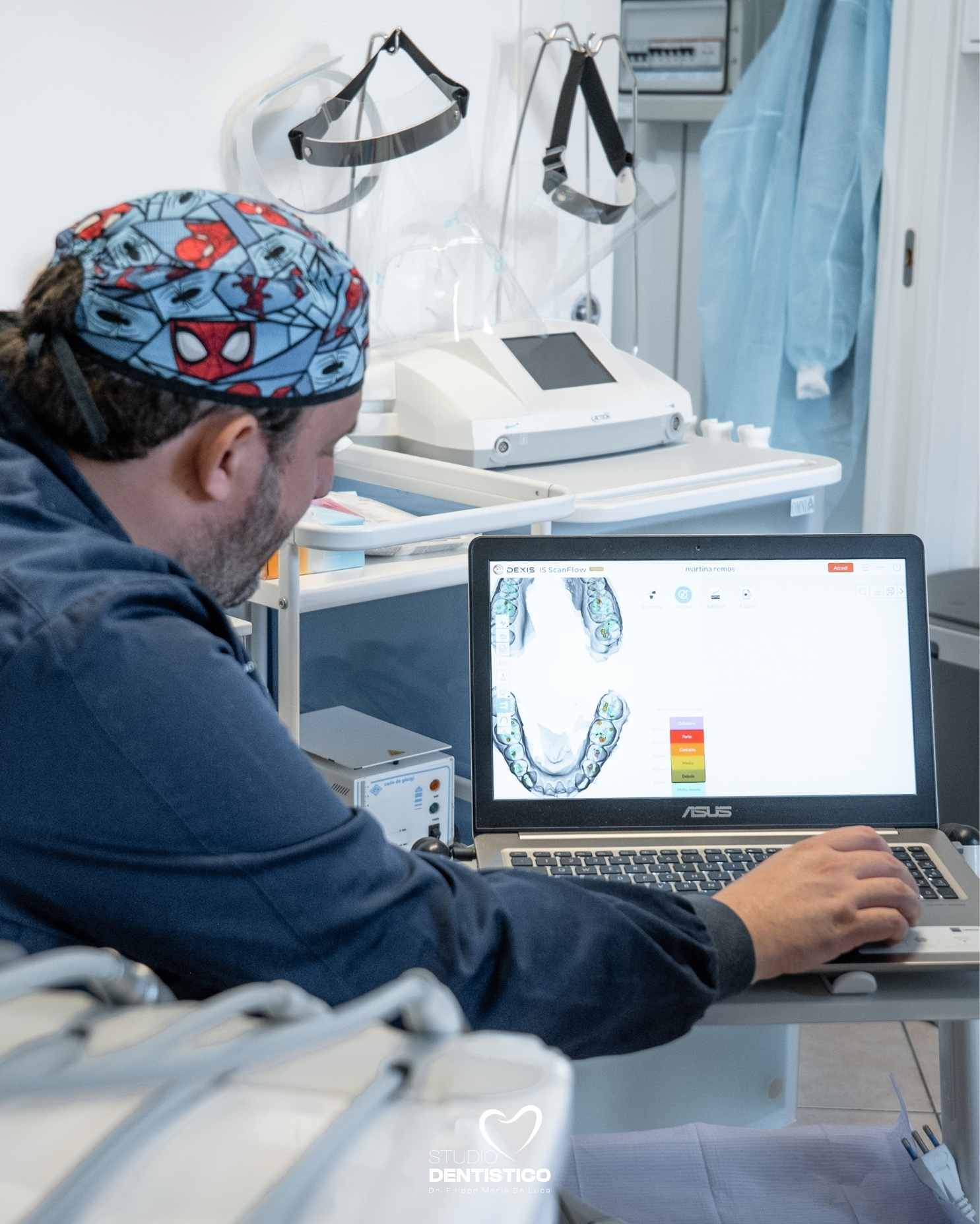 Prima visita: il momento in cui si inizia a fare chiarezza Senza fretta, senza pressioni e senza obblighi, con un confronto trasparente e una valutazione accurata. È questo il nostro approccio: mettere il paziente nelle condizioni di comprendere davvero il proprio stato di salute orale e decidere con tranquillità.