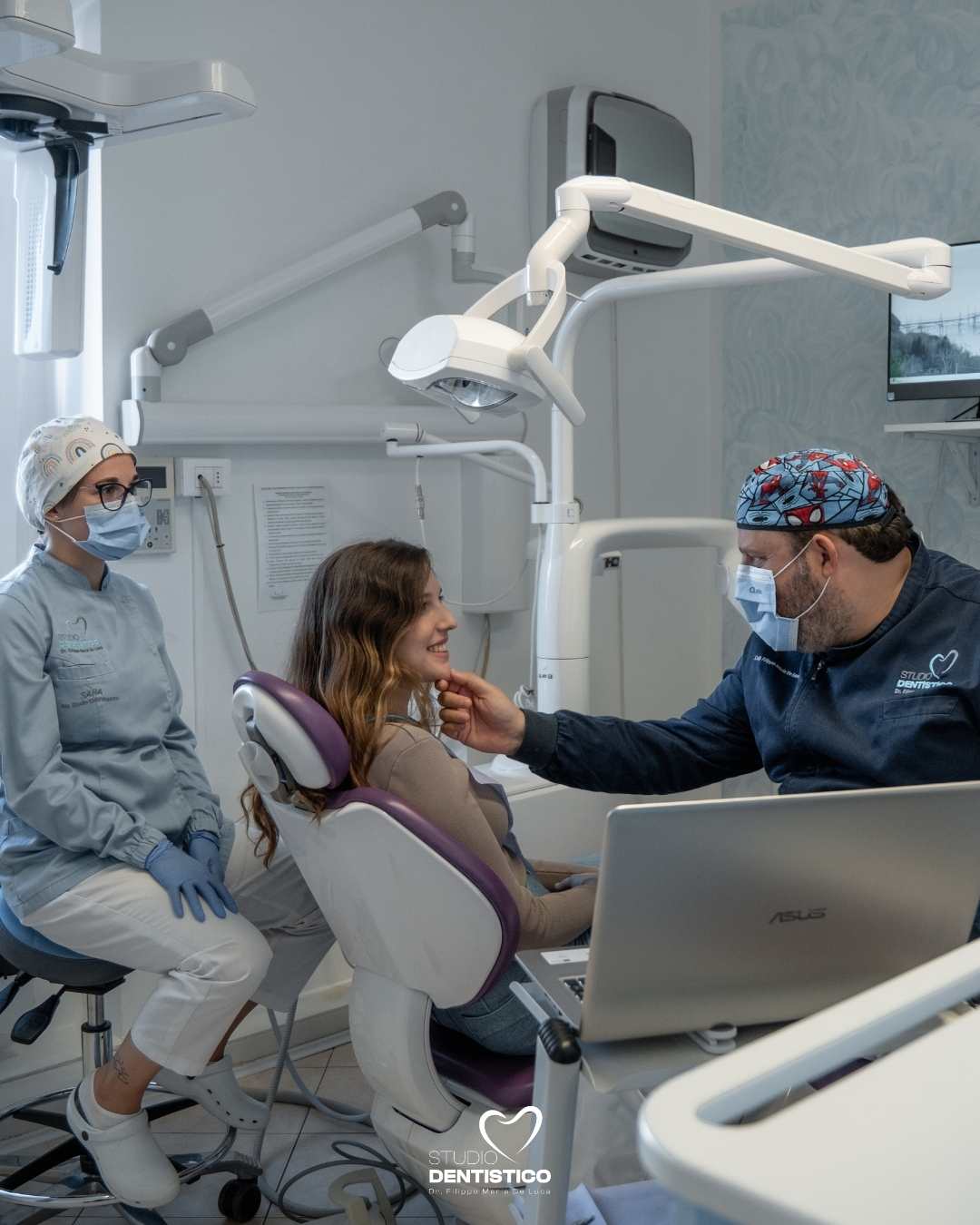 Team al lavoro: quando competenze diverse si uniscono per un solo obiettivo Il lavoro di squadra è una componente concreta della qualità del risultato: competenze diverse, coordinate tra loro, che si uniscono per offrire al paziente un percorso di cura solido, attento e coerente. Nel nostro studio, il team non è solo organizzazione interna: è il modo in cui costruiamo continuità, precisione e serenità durante ogni fase del percorso.