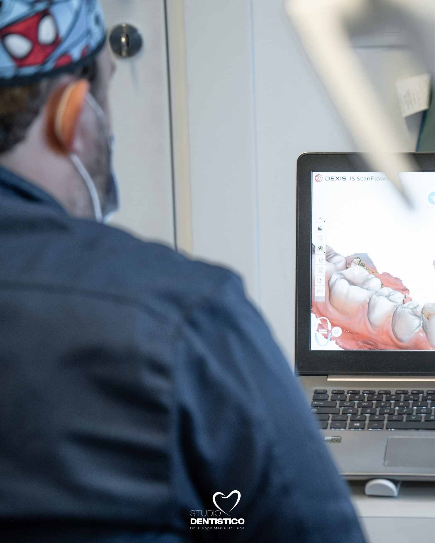 Diagnostica digitale e tecnologia: capire meglio per decidere con serenità La diagnostica digitale permette di osservare ogni dettaglio con maggiore precisione e di spiegare al paziente la situazione clinica in modo più chiaro e comprensibile. Per noi la tecnologia non è un elemento da esibire, ma uno strumento utile per prendere decisioni più consapevoli, con dati chiari e spiegazioni semplici.